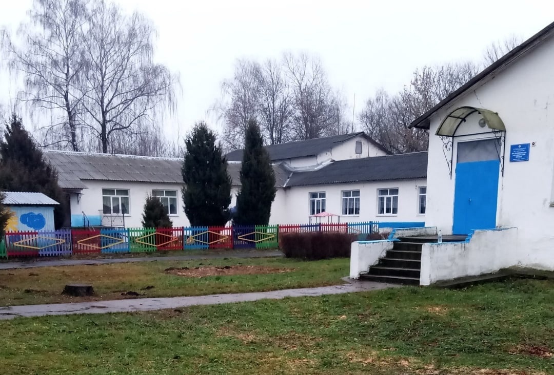 Здание Госомской ООШ, слева – вход в детский сад «Солнышко»..