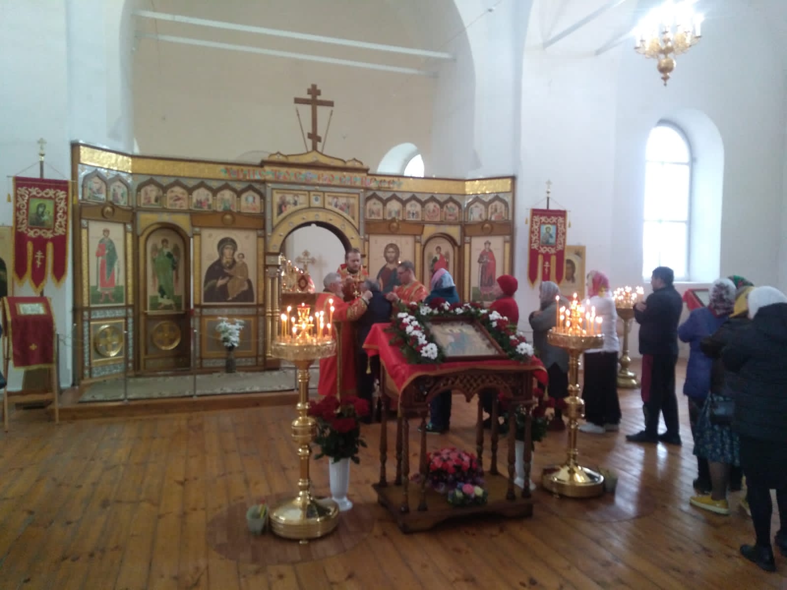 Вид внутри храма. Богослужение в храме Бориса и Глеба..